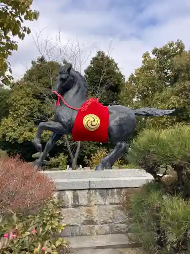 誉田八幡宮の{uncategorized: "未分類", other: "その他", undefined: "問題あり", building: "その他建物", grave: "お墓", sacred_gate: "鳥居", guardian: "狛犬", statue: "像", buddha: "仏像", history: "歴史", nature: "自然", garden: "庭園", animal: "動物", pagoda: "塔", temizu: "手水舎", mountain_gate: "山門・神門", sanctuary: "本殿・本堂", subordinate: "末社・摂社", art: "芸術", scenery: "景色", jizo: "地蔵", ema: "絵馬", goshuin: "御朱印", omikuji: "おみくじ", items: "授与品その他", amulet: "お守り", goshuincho: "御朱印帳", eats: "食事", festival: "お祭り", votive_dance: "神楽", shichigosan: "七五三参", wedding: "結婚式", experience: "体験その他", initially: "初詣", around: "周辺", anti_infection: "感染症対策"}