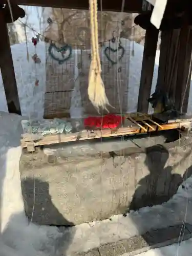 彌彦神社　(伊夜日子神社)の{uncategorized: "未分類", other: "その他", undefined: "問題あり", building: "その他建物", grave: "お墓", sacred_gate: "鳥居", guardian: "狛犬", statue: "像", buddha: "仏像", history: "歴史", nature: "自然", garden: "庭園", animal: "動物", pagoda: "塔", temizu: "手水舎", mountain_gate: "山門・神門", sanctuary: "本殿・本堂", subordinate: "末社・摂社", art: "芸術", scenery: "景色", jizo: "地蔵", ema: "絵馬", goshuin: "御朱印", omikuji: "おみくじ", items: "授与品その他", amulet: "お守り", goshuincho: "御朱印帳", eats: "食事", festival: "お祭り", votive_dance: "神楽", shichigosan: "七五三参", wedding: "結婚式", experience: "体験その他", initially: "初詣", around: "周辺", anti_infection: "感染症対策"}