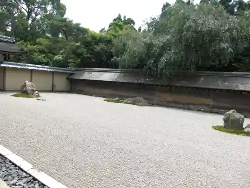 龍安寺の{uncategorized: "未分類", other: "その他", undefined: "問題あり", building: "その他建物", grave: "お墓", sacred_gate: "鳥居", guardian: "狛犬", statue: "像", buddha: "仏像", history: "歴史", nature: "自然", garden: "庭園", animal: "動物", pagoda: "塔", temizu: "手水舎", mountain_gate: "山門・神門", sanctuary: "本殿・本堂", subordinate: "末社・摂社", art: "芸術", scenery: "景色", jizo: "地蔵", ema: "絵馬", goshuin: "御朱印", omikuji: "おみくじ", items: "授与品その他", amulet: "お守り", goshuincho: "御朱印帳", eats: "食事", festival: "お祭り", votive_dance: "神楽", shichigosan: "七五三参", wedding: "結婚式", experience: "体験その他", initially: "初詣", around: "周辺", anti_infection: "感染症対策"}