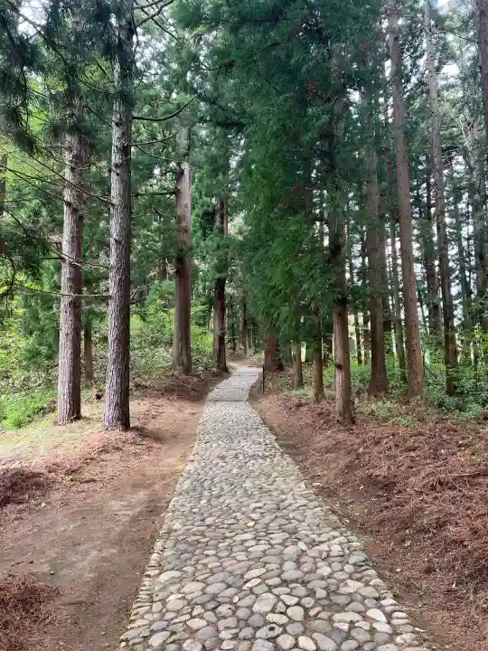 土津神社奥之院の{uncategorized: "未分類", other: "その他", undefined: "問題あり", building: "その他建物", grave: "お墓", sacred_gate: "鳥居", guardian: "狛犬", statue: "像", buddha: "仏像", history: "歴史", nature: "自然", garden: "庭園", animal: "動物", pagoda: "塔", temizu: "手水舎", mountain_gate: "山門・神門", sanctuary: "本殿・本堂", subordinate: "末社・摂社", art: "芸術", scenery: "景色", jizo: "地蔵", ema: "絵馬", goshuin: "御朱印", omikuji: "おみくじ", items: "授与品その他", amulet: "お守り", goshuincho: "御朱印帳", eats: "食事", festival: "お祭り", votive_dance: "神楽", shichigosan: "七五三参", wedding: "結婚式", experience: "体験その他", initially: "初詣", around: "周辺", anti_infection: "感染症対策"}