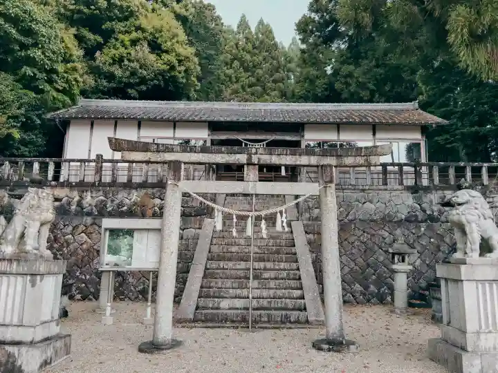 神明神社の{uncategorized: "未分類", other: "その他", undefined: "問題あり", building: "その他建物", grave: "お墓", sacred_gate: "鳥居", guardian: "狛犬", statue: "像", buddha: "仏像", history: "歴史", nature: "自然", garden: "庭園", animal: "動物", pagoda: "塔", temizu: "手水舎", mountain_gate: "山門・神門", sanctuary: "本殿・本堂", subordinate: "末社・摂社", art: "芸術", scenery: "景色", jizo: "地蔵", ema: "絵馬", goshuin: "御朱印", omikuji: "おみくじ", items: "授与品その他", amulet: "お守り", goshuincho: "御朱印帳", eats: "食事", festival: "お祭り", votive_dance: "神楽", shichigosan: "七五三参", wedding: "結婚式", experience: "体験その他", initially: "初詣", around: "周辺", anti_infection: "感染症対策"}