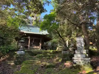 熊野神社の{uncategorized: "未分類", other: "その他", undefined: "問題あり", building: "その他建物", grave: "お墓", sacred_gate: "鳥居", guardian: "狛犬", statue: "像", buddha: "仏像", history: "歴史", nature: "自然", garden: "庭園", animal: "動物", pagoda: "塔", temizu: "手水舎", mountain_gate: "山門・神門", sanctuary: "本殿・本堂", subordinate: "末社・摂社", art: "芸術", scenery: "景色", jizo: "地蔵", ema: "絵馬", goshuin: "御朱印", omikuji: "おみくじ", items: "授与品その他", amulet: "お守り", goshuincho: "御朱印帳", eats: "食事", festival: "お祭り", votive_dance: "神楽", shichigosan: "七五三参", wedding: "結婚式", experience: "体験その他", initially: "初詣", around: "周辺", anti_infection: "感染症対策"}